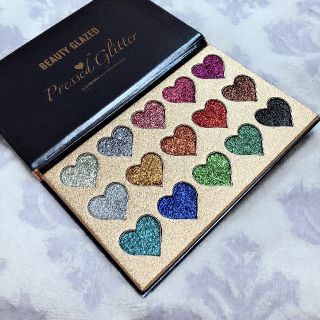 カイリーコスメティックス(Kylie Cosmetics)のBEAUTY GLAZED 15色 ハートラメグリッターアイシャドウパレット
(アイシャドウ)