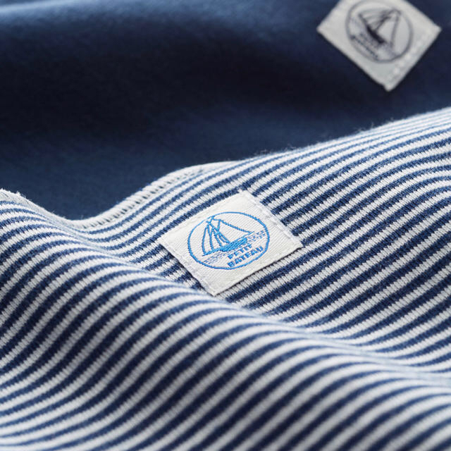 PETIT BATEAU(プチバトー)の新品未使用 プチバトー 三角スタイ 2点セット キッズ/ベビー/マタニティのこども用ファッション小物(ベビースタイ/よだれかけ)の商品写真