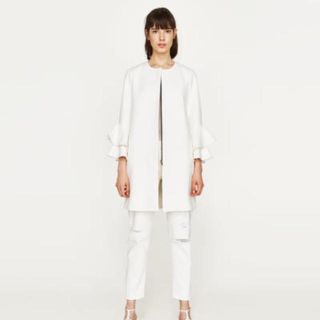 ザラ(ZARA)のダブルラッフルカフスコート フレア ホワイト(ロングコート)