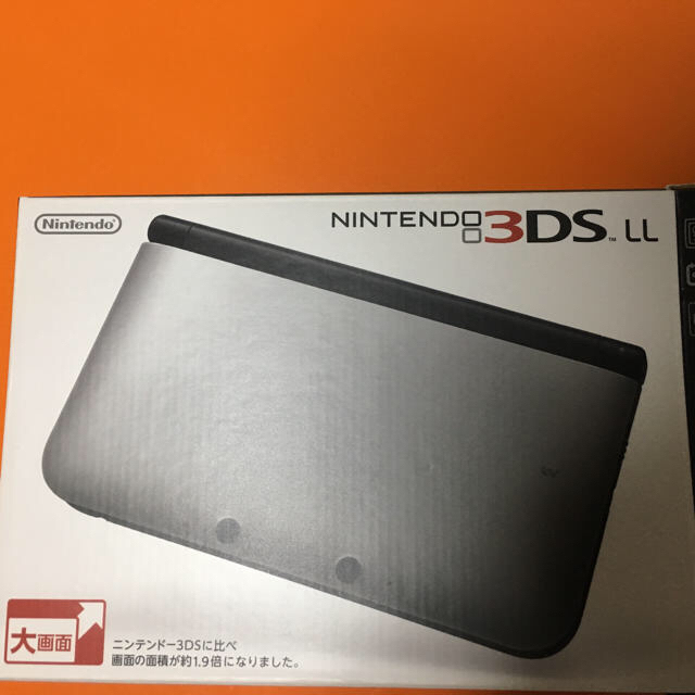 ニンテンドー3DS(ニンテンドー3DS)のニンテンドー3DS LL シルバー×ブラック エンタメ/ホビーのゲームソフト/ゲーム機本体(携帯用ゲーム機本体)の商品写真