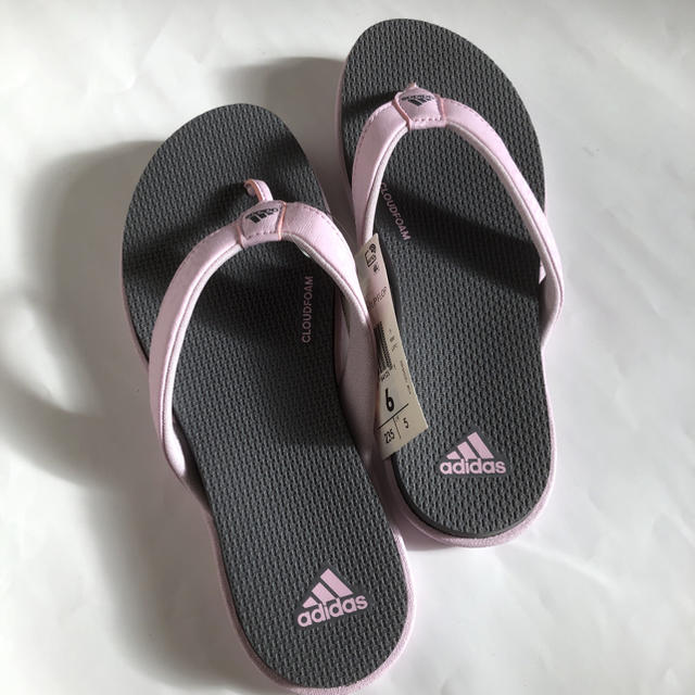 adidas(アディダス)のみどりん様専用です！[新品] adidas ビーチサンダル 23.5  レディースの靴/シューズ(ビーチサンダル)の商品写真