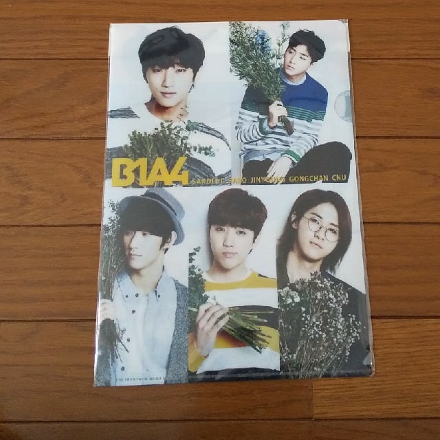 B1A4(ビーワンエーフォー)の新品未開封♪B1A4♪ファイル♪おまけ付き(^^) エンタメ/ホビーのタレントグッズ(アイドルグッズ)の商品写真