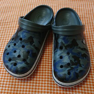 クロックス(crocs)のクロックス clocband graphicⅢ camo グレー M5W7(サンダル)