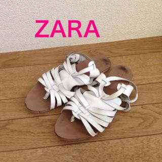 ザラ(ZARA)のZARAフラットレザーサンダル白(サンダル)