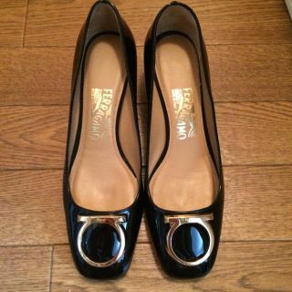 フェラガモ(Ferragamo)のほぼ未使用☆フェラガモエナメルパンプス(ハイヒール/パンプス)