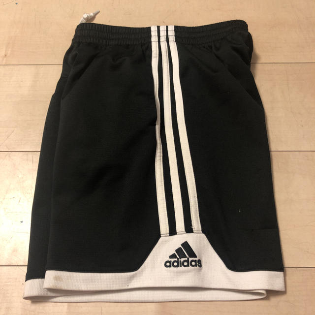 adidas(アディダス)のAdidas ハーフパンツ 8歳用 キッズ/ベビー/マタニティのキッズ服男の子用(90cm~)(パンツ/スパッツ)の商品写真