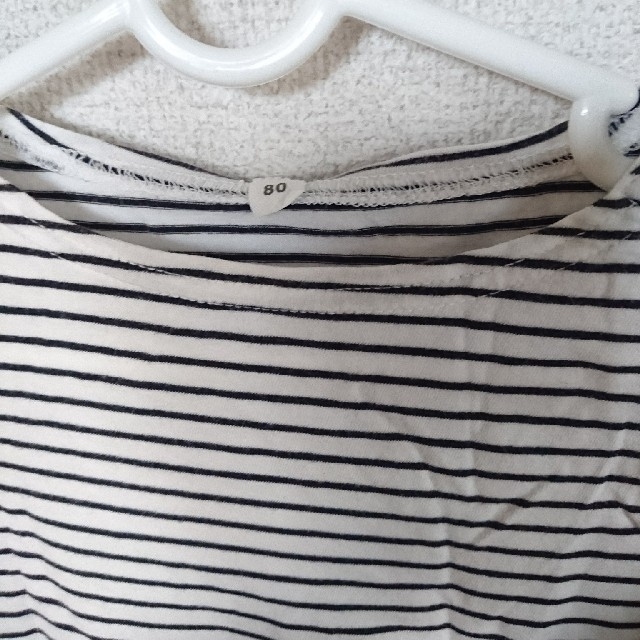 MUJI (無印良品)(ムジルシリョウヒン)の無印 ベビー 80ボーダーカットソー Tシャツ  UNIQLO GU GAP キッズ/ベビー/マタニティのベビー服(~85cm)(Ｔシャツ)の商品写真