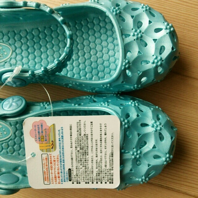 フラワーサンダル スカイブルー Mサイズ キッズ/ベビー/マタニティのキッズ靴/シューズ(15cm~)(サンダル)の商品写真