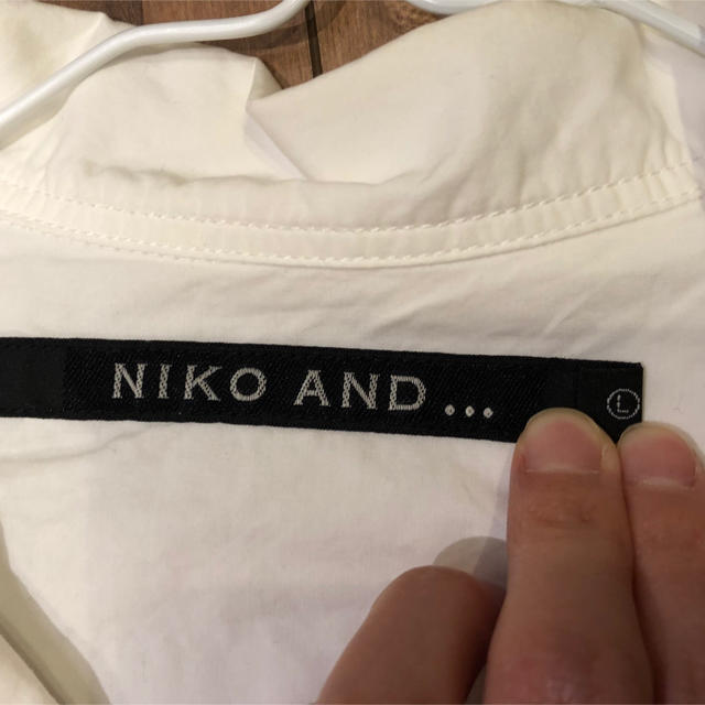 niko and...(ニコアンド)のNiko and ... 白シャツ メンズ  Lサイズ レディースのトップス(シャツ/ブラウス(長袖/七分))の商品写真