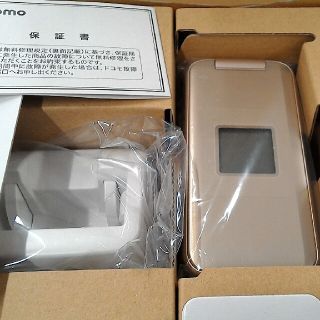 御両親へプレゼントに！★新品★docomo簡単らくらくホンF-02J ゴールド(携帯電話本体)