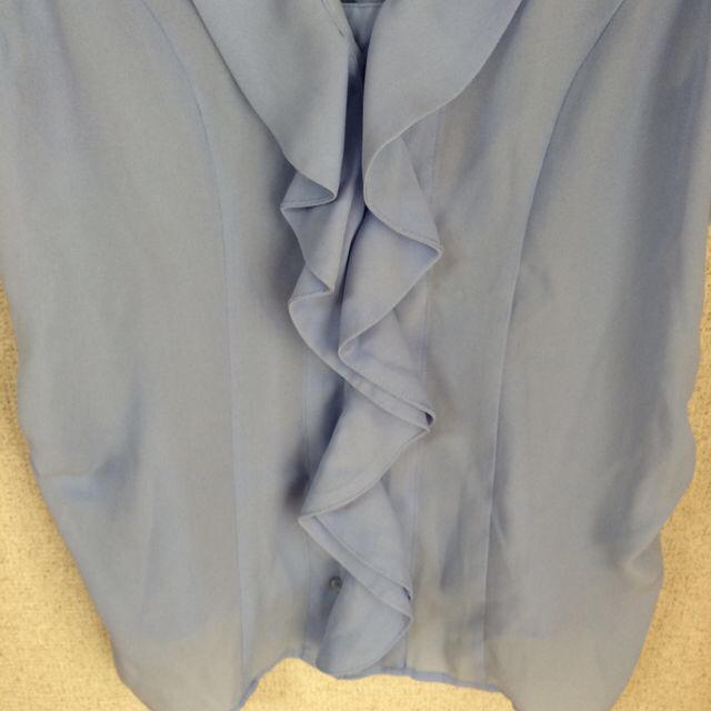 31 Sons de mode(トランテアンソンドゥモード)のブルーのフリルブラウス レディースのトップス(シャツ/ブラウス(半袖/袖なし))の商品写真