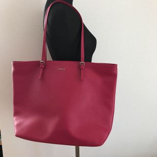 フルラ(Furla)の【美品】FURLAのトートバッグ　目を惹くカラーがアクセント　A4書類も楽々！(トートバッグ)