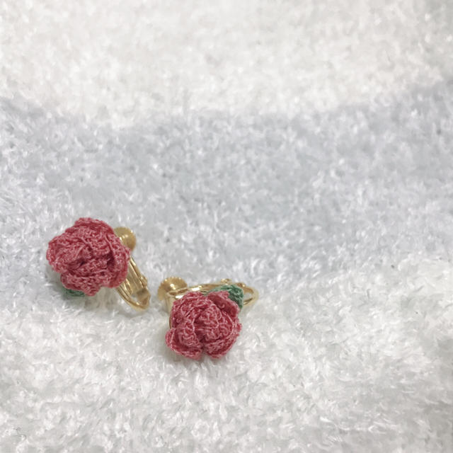 小さなバラのイヤリング ハンドメイドのアクセサリー(イヤリング)の商品写真