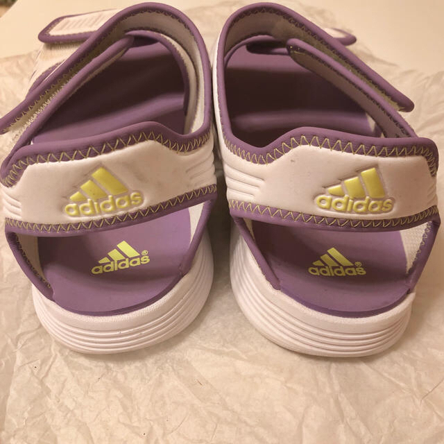 adidas(アディダス)のadidas サンダル 22cm キッズ/ベビー/マタニティのキッズ靴/シューズ(15cm~)(サンダル)の商品写真