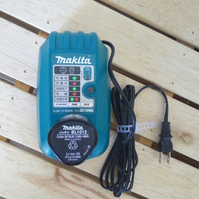 Makita - マキタ 10.8V充電器 純正バッテリ付の通販 by ヤマメ｜マキタならラクマ