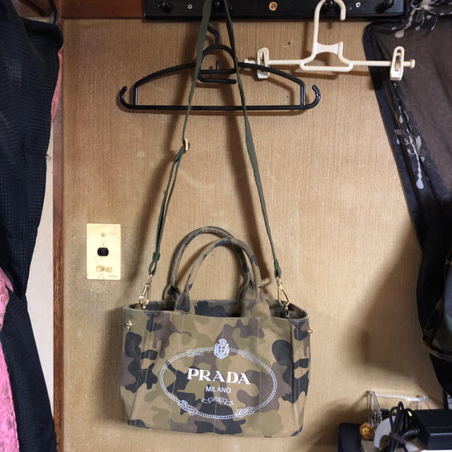 PRADA(プラダ)のPRADA カナパMサイズ カモフラ柄 もりお様専用 レディースのバッグ(ショルダーバッグ)の商品写真