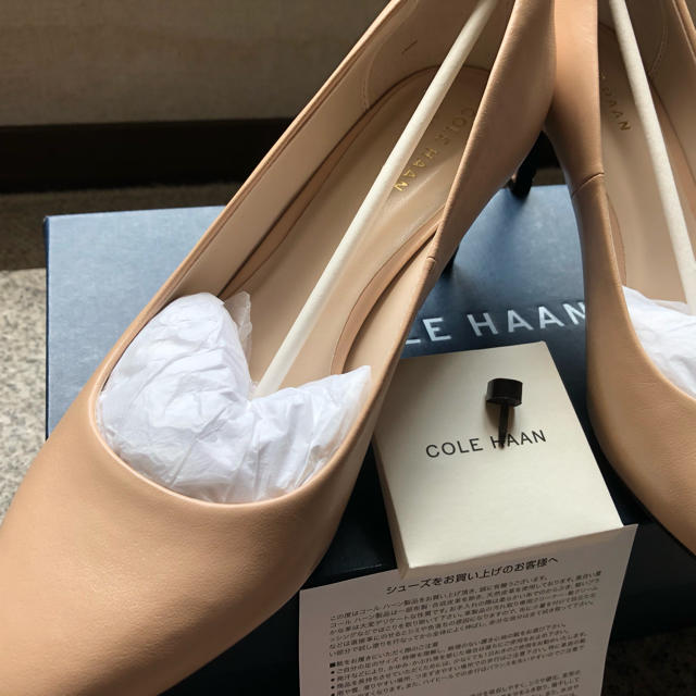 Cole Haan(コールハーン)の新品未使用 コール ハーン  本革パンプス ベージュ 24-24.5 US7.5 レディースの靴/シューズ(ハイヒール/パンプス)の商品写真