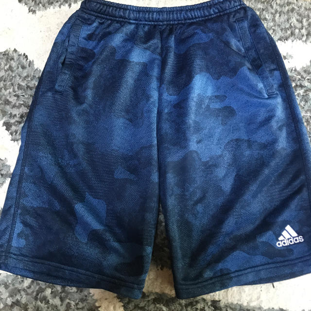 adidas(アディダス)のadidasハーフパンツ キッズ/ベビー/マタニティのキッズ服男の子用(90cm~)(パンツ/スパッツ)の商品写真