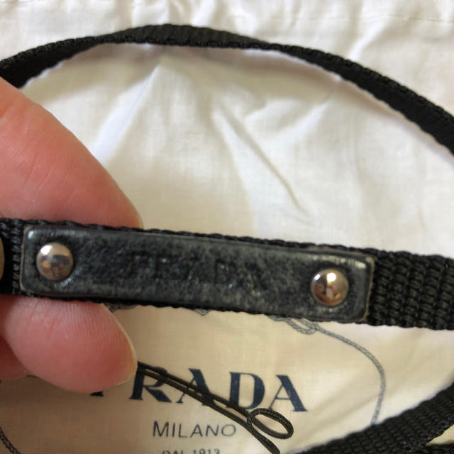 PRADA(プラダ)のPRADAネックストラップ黒 スマホ/家電/カメラのスマホアクセサリー(ネックストラップ)の商品写真