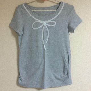 フェリシモ(FELISSIMO)のスパンコールリボン半袖カットソー(Tシャツ(半袖/袖なし))