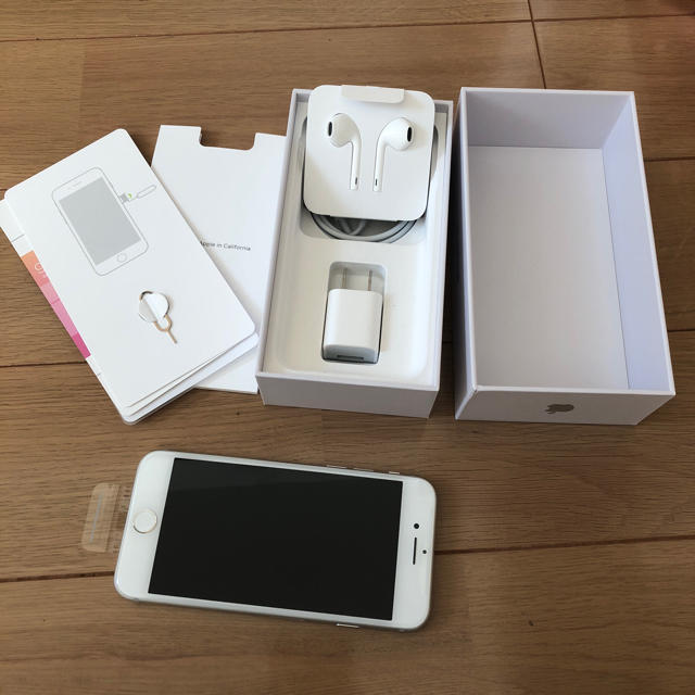 Apple(アップル)のiPhone8 64G シルバー スマホ/家電/カメラのスマートフォン/携帯電話(スマートフォン本体)の商品写真