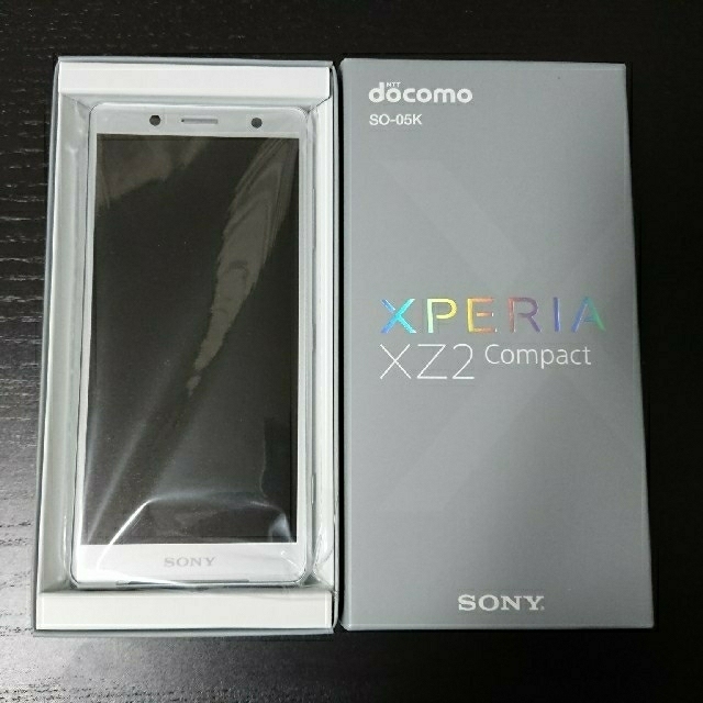 Xperia(エクスペリア)のsimフリー　docomo Xperia XZ2 compact silver スマホ/家電/カメラのスマートフォン/携帯電話(スマートフォン本体)の商品写真