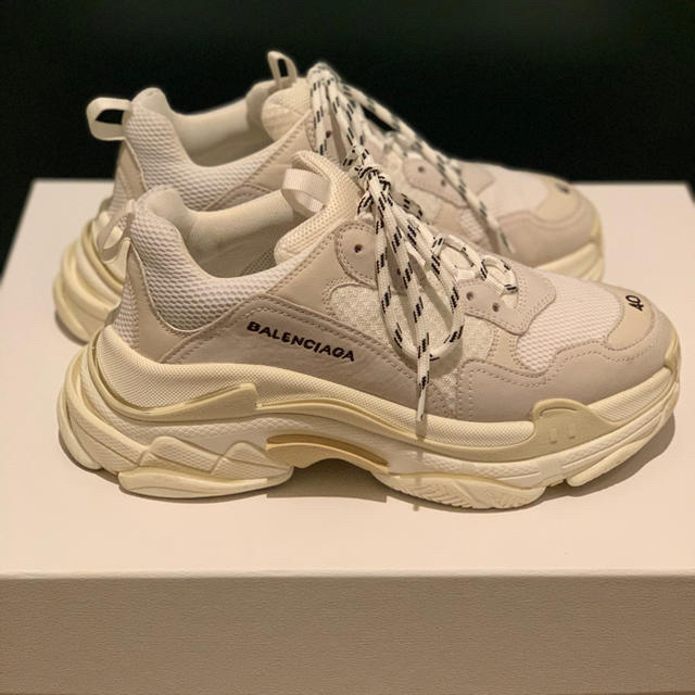 BALENCIAGA triples 40