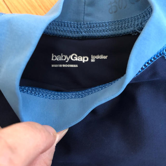 babyGAP(ベビーギャップ)のGAP ラッシュガード 95 キッズ/ベビー/マタニティのキッズ服男の子用(90cm~)(水着)の商品写真