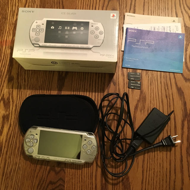 PlayStation Portable(プレイステーションポータブル)のPSP-2000 ICE SILVER & UMD 4枚セット エンタメ/ホビーのゲームソフト/ゲーム機本体(携帯用ゲーム機本体)の商品写真