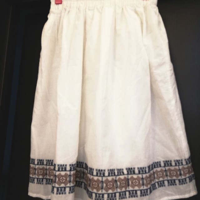 Solberry(ソルベリー)のsoulberry 裾刺繍フレアースカートMサイズ レディースのスカート(ひざ丈スカート)の商品写真