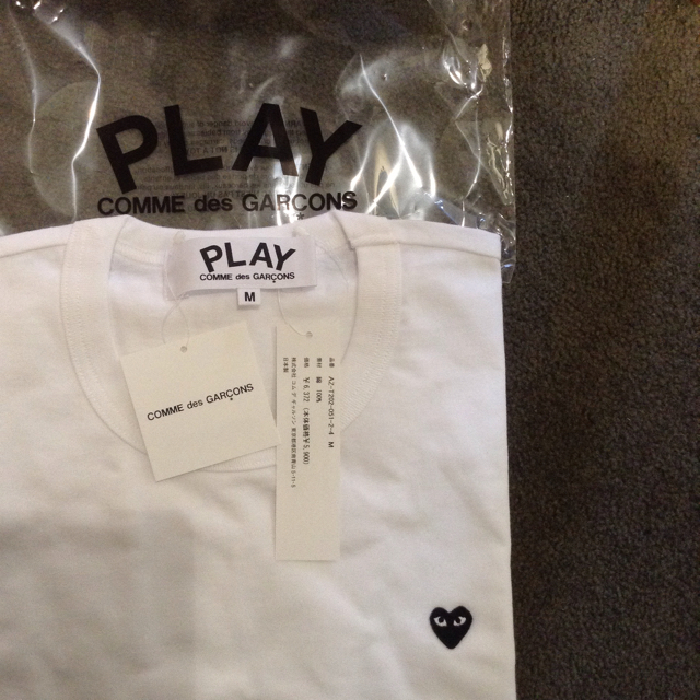 COMME des GARCONS(コムデギャルソン)のPLAYコムデギャルソン メンズ スモール黒ハートワンポイントT　WHITE/M メンズのトップス(Tシャツ/カットソー(半袖/袖なし))の商品写真