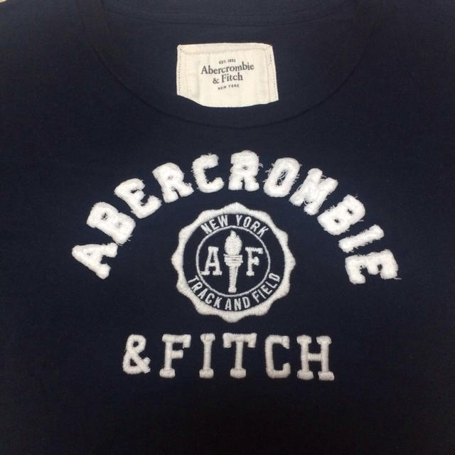 Abercrombie&Fitch(アバクロンビーアンドフィッチ)のアバクロ ネイビーロゴTシャツ レディースのトップス(Tシャツ(半袖/袖なし))の商品写真