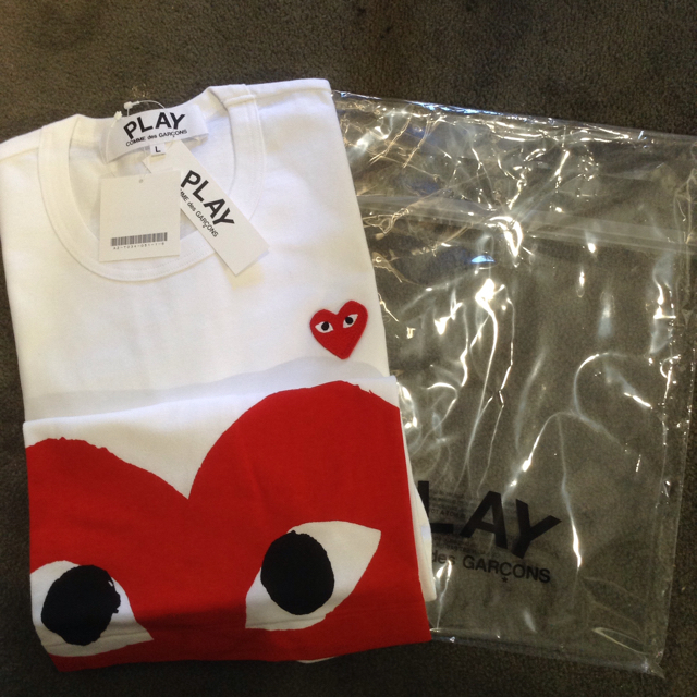 COMME des GARCONS(コムデギャルソン)のPLAYコムデギャルソン メンズ 赤ハートハーフプリントT　WHITE/L メンズのトップス(Tシャツ/カットソー(半袖/袖なし))の商品写真