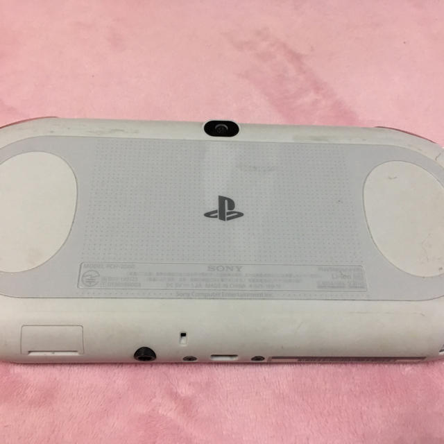 PlayStation Vita(プレイステーションヴィータ)のPSVita 2000ホワイト（マイクラ付き） エンタメ/ホビーのゲームソフト/ゲーム機本体(携帯用ゲーム機本体)の商品写真