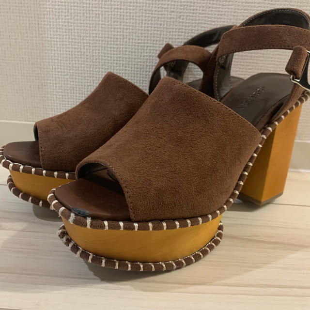 moussy(マウジー)のBUCKEL WOODEN SABOT (BRN) サボ レディースの靴/シューズ(サンダル)の商品写真