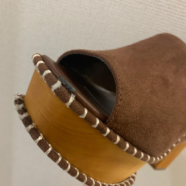 moussy(マウジー)のBUCKEL WOODEN SABOT (BRN) サボ レディースの靴/シューズ(サンダル)の商品写真