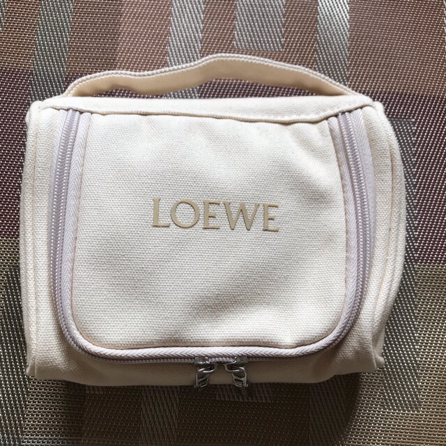 LOEWE(ロエベ)の【専用】JAL✖️ロエベ  ハンギングフック付きポーチ(アイボリー) インテリア/住まい/日用品の日用品/生活雑貨/旅行(旅行用品)の商品写真