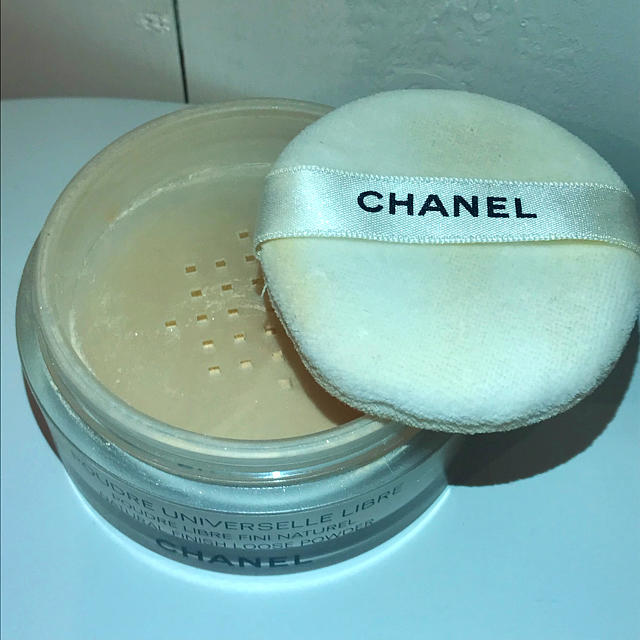 CHANEL(シャネル)のCHANEL フェイスパウダー プードゥル ユニヴェルセル リーブル ラメ入り コスメ/美容のベースメイク/化粧品(その他)の商品写真