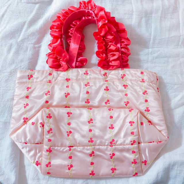 Maison de FLEUR(メゾンドフルール)のストライプフラワー刺繍フリルハンドルトートバッグ ピンク レディースのバッグ(トートバッグ)の商品写真