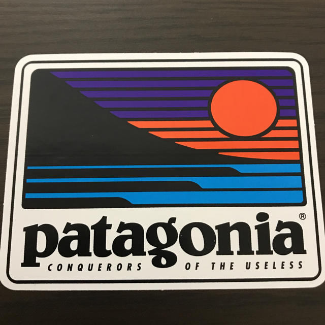 patagonia(パタゴニア)の【縦7.9cm横10.2cm】patagonia パタゴニア   公式ステッカー 自動車/バイクのバイク(ステッカー)の商品写真