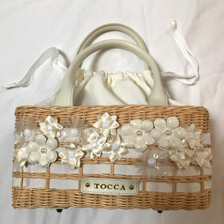 トッカ(TOCCA)のトッカ高級カゴバッグ お花とパールビジュー 牛革ラタン(かごバッグ/ストローバッグ)