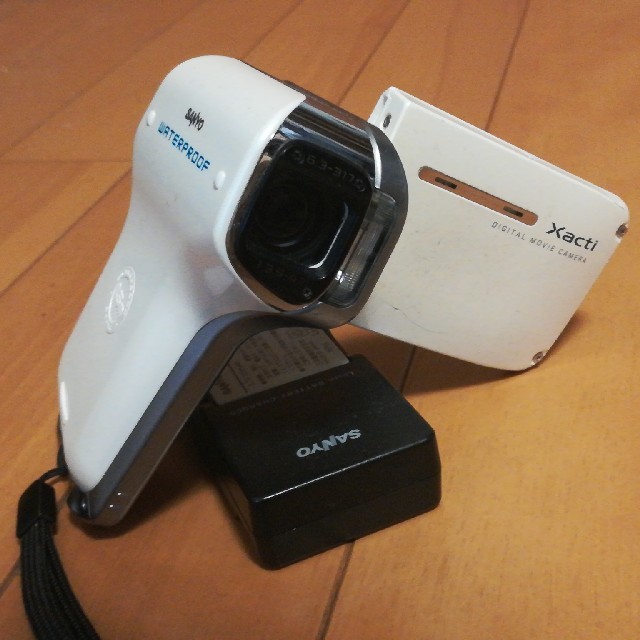 最終価格:中古SANYO防水デジカメDMX-CA8白　換えバッテリー１つ付き スマホ/家電/カメラのカメラ(コンパクトデジタルカメラ)の商品写真