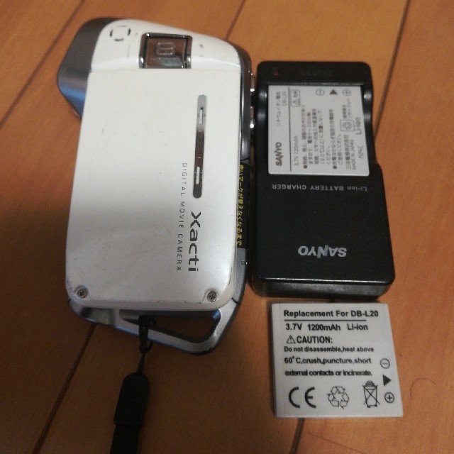 最終価格:中古SANYO防水デジカメDMX-CA8白　換えバッテリー１つ付き スマホ/家電/カメラのカメラ(コンパクトデジタルカメラ)の商品写真