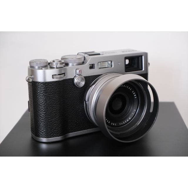 富士フイルム(フジフイルム)の美品FUJIFILM X100F シルバー 純正フード・メーカー保証有 スマホ/家電/カメラのカメラ(コンパクトデジタルカメラ)の商品写真