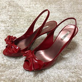 ミュウミュウ(miumiu)の正規品☆miumiu☆エナメルオープントゥサンダル レッド サイズ36(サンダル)