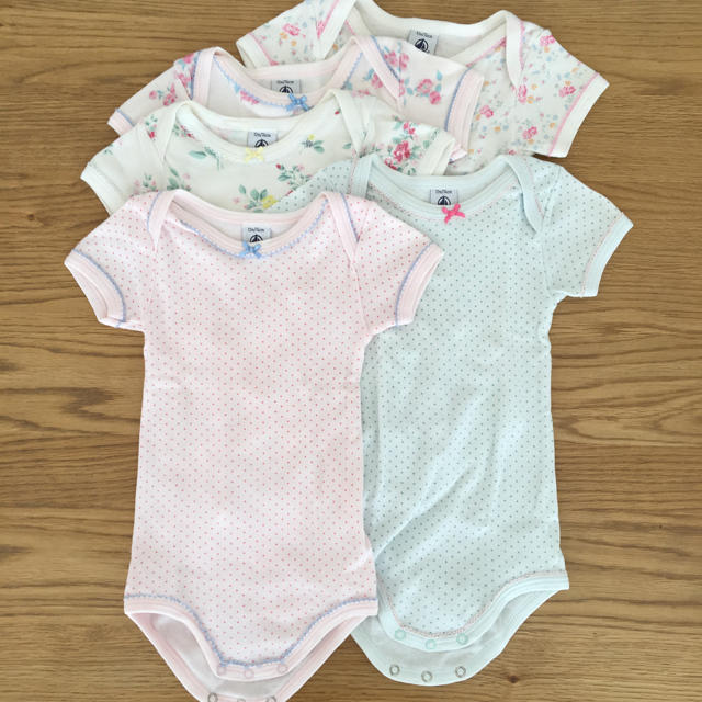 PETIT BATEAU(プチバトー)のrenne様ご専用 プチバトー♡半袖ボディ 12m ５枚セット キッズ/ベビー/マタニティのベビー服(~85cm)(肌着/下着)の商品写真