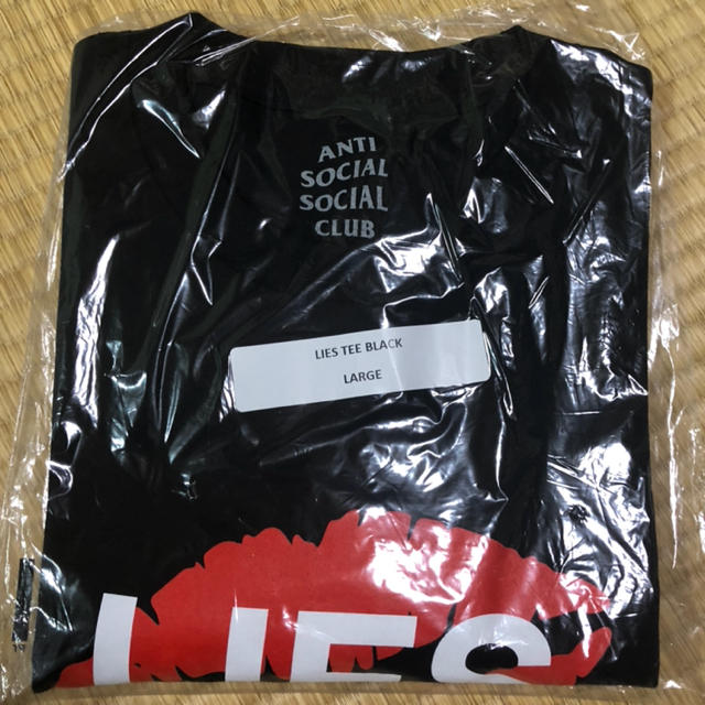 Supreme(シュプリーム)の【L】Lies Black Tee アンチソーシャル assc メンズのトップス(Tシャツ/カットソー(半袖/袖なし))の商品写真