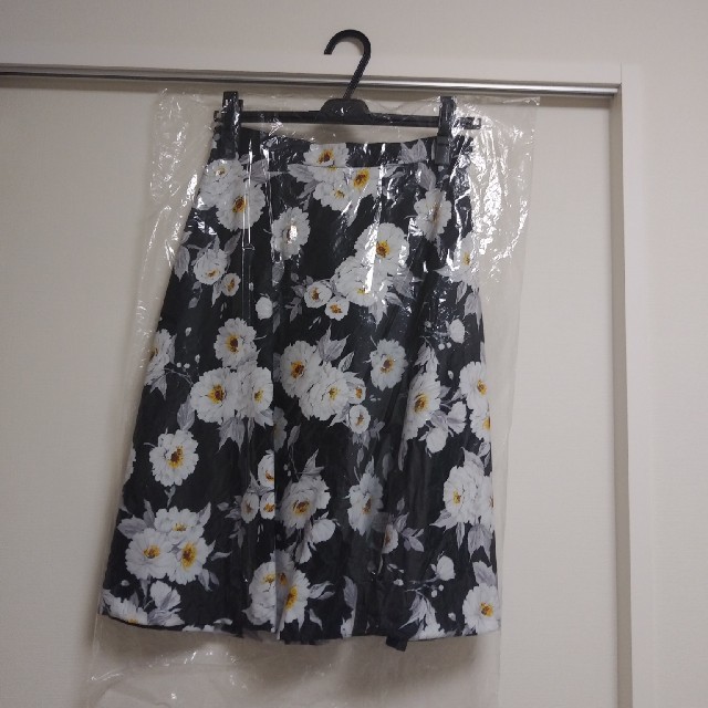 MISCH MASCH(ミッシュマッシュ)の【新品】ミッシュマッシュ　花柄スカート レディースのスカート(ひざ丈スカート)の商品写真