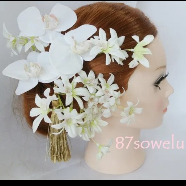白い胡蝶蘭が上品で清らかな髪飾り ハンドメイドのアクセサリー(ヘアアクセサリー)の商品写真