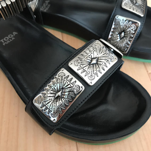 TOGA(トーガ)のTOGA PULLA メタル サンダル レディースの靴/シューズ(サンダル)の商品写真